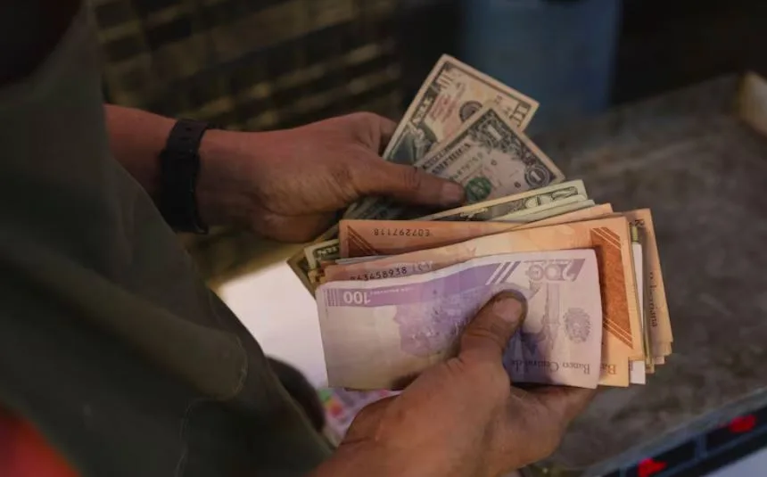 Asdrúbal Oliveros explicó cómo la dolarización podría reducir la brecha cambiaria en Venezuela