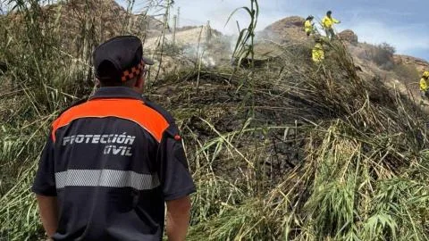 Hallan restos óseos y pertenencias en la zona cero del incendio de Almería mientras el PP frena la comisión de investigación