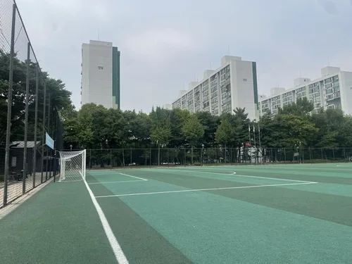 [OK제보] "10분만에 목 따갑고 두통"…악취 뿜는 아파트 옆 축구장