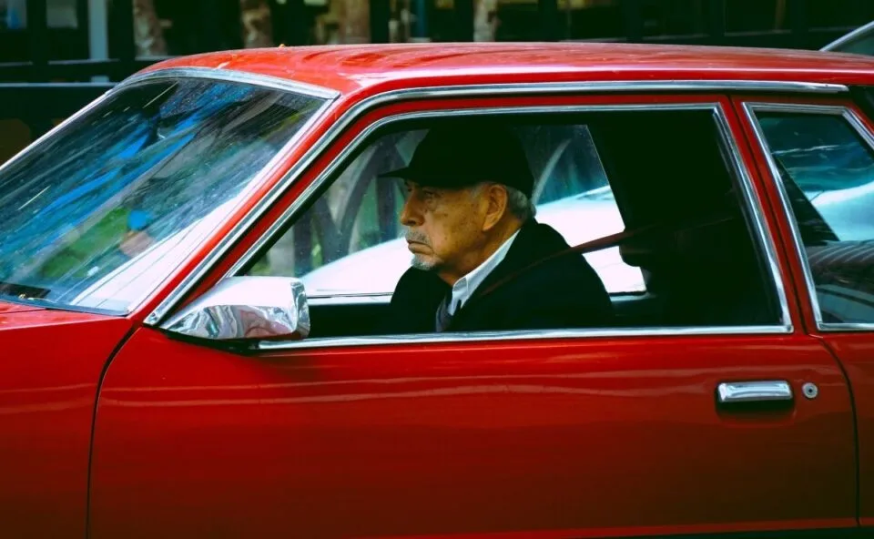 CNH de idosos pode ser cassada: motoristas com mais de 70 anos enfrentam novas exigências
