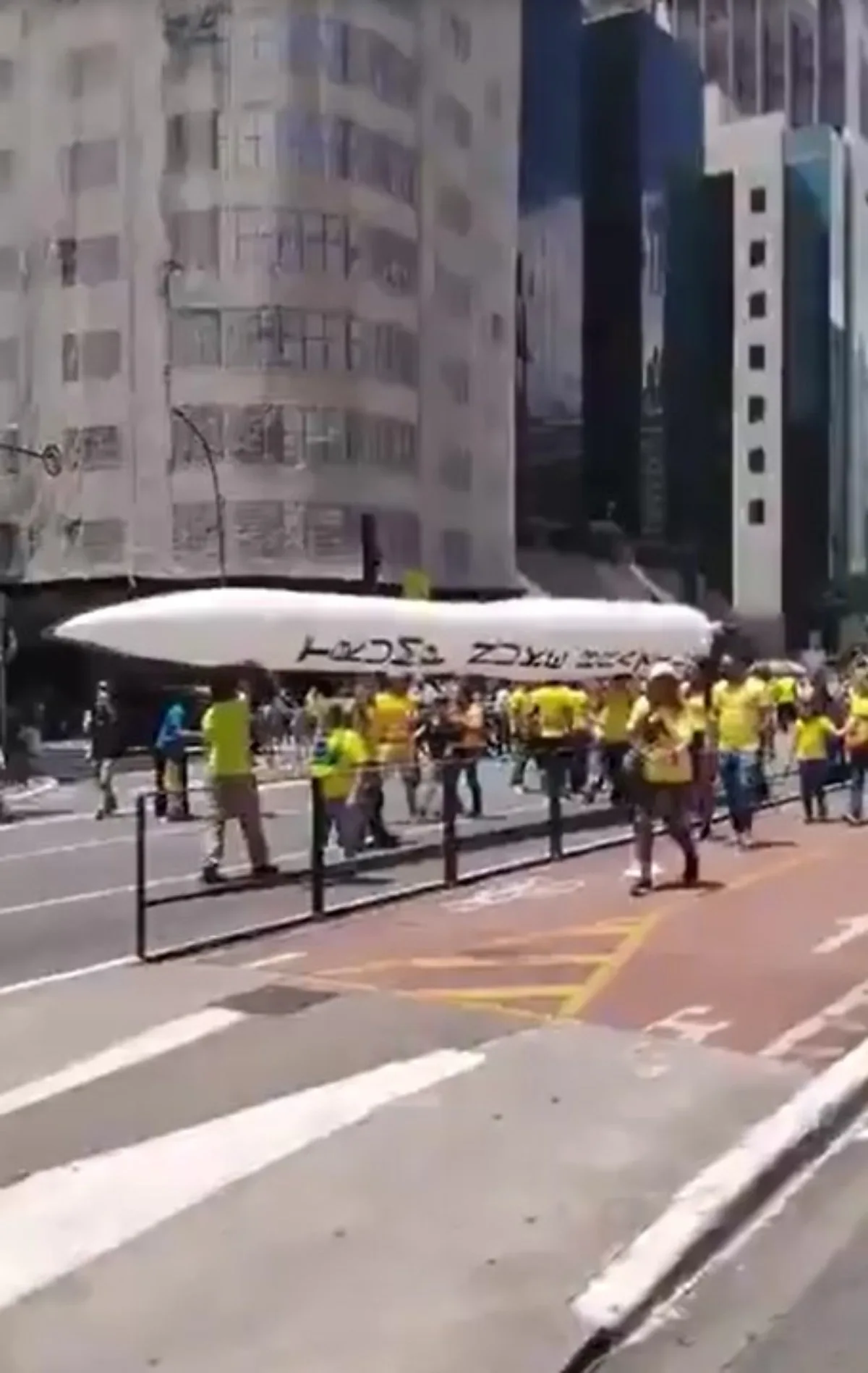 Apoiadores de Flávio Bolsonaro levam à Paulista míssil inflável que pede para Trump fazer um ataque nuclear no Brasil