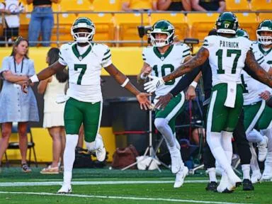 Geno Smith throws a touchdown pass during his 1-drive cameo as Jets top Steelers 17-0