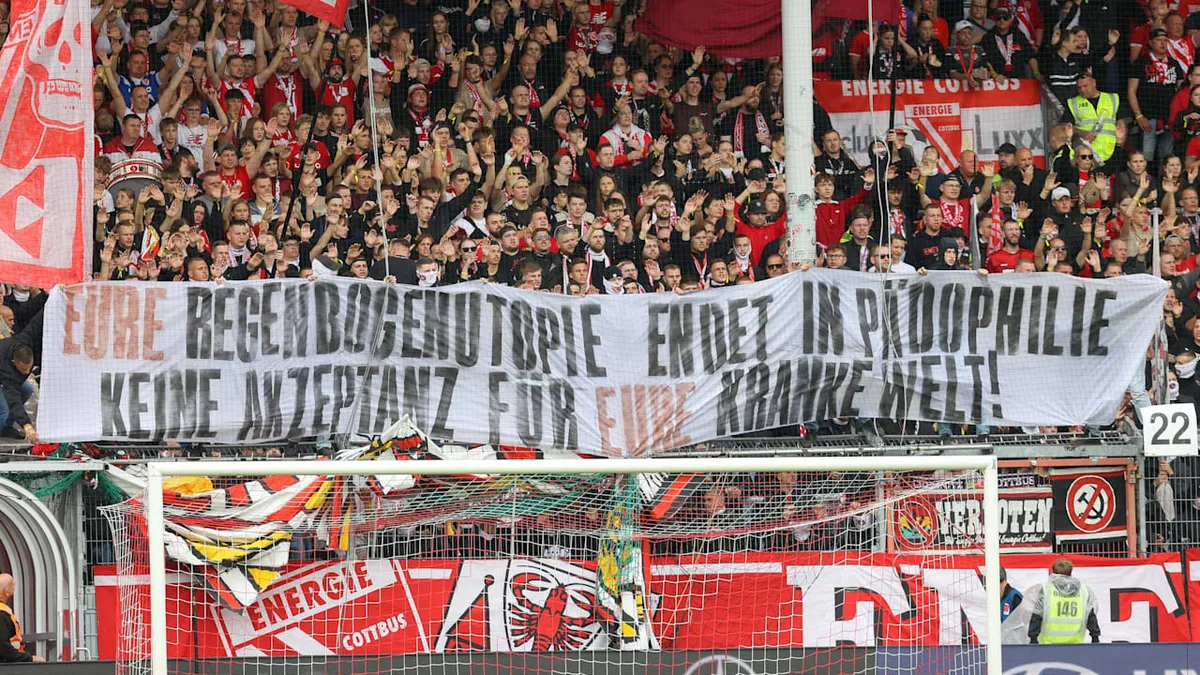 Pädophilie-Vorwürfe - Plakat-Entgleisung in der 2. Liga