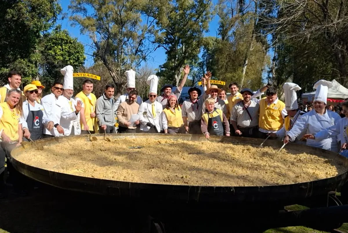 Para 3000 vecinos: usaron 10.000 huevos y crearon un omelette gigante