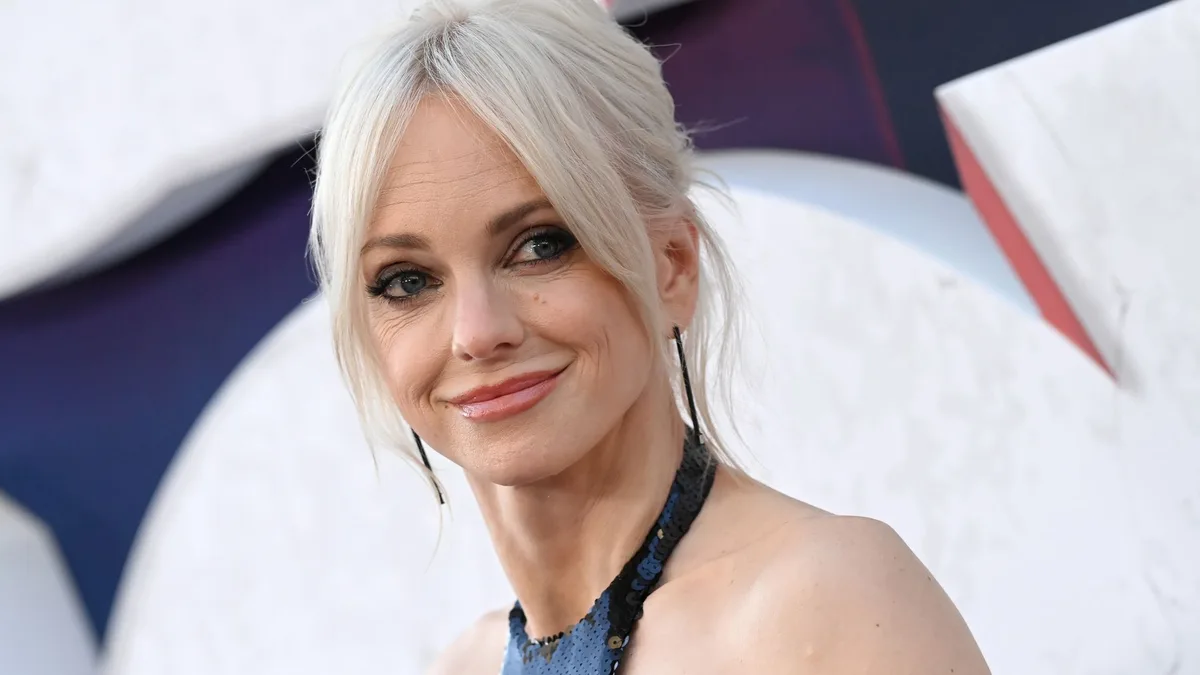 La actriz Anna Faris, tras superar sus problemas con el alcohol, responde al productor Chuck Lorre por sus duras palabras: "No me lo esperaba y duele"