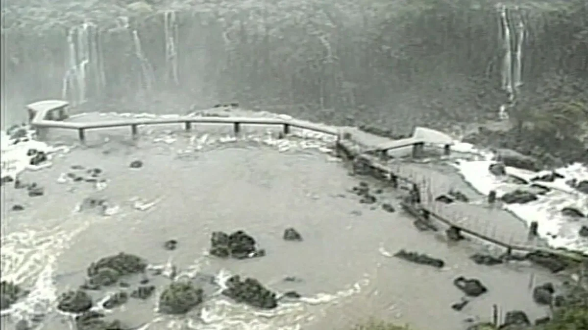 VÍDEOS mostram passarela das Cataratas do Iguaçu antes e depois de ser tomada pela água; entenda como estrutura resiste à força da água