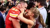 Taylor Swift exibe aliança após jogada de Travis Kelce: “É o meu marido”