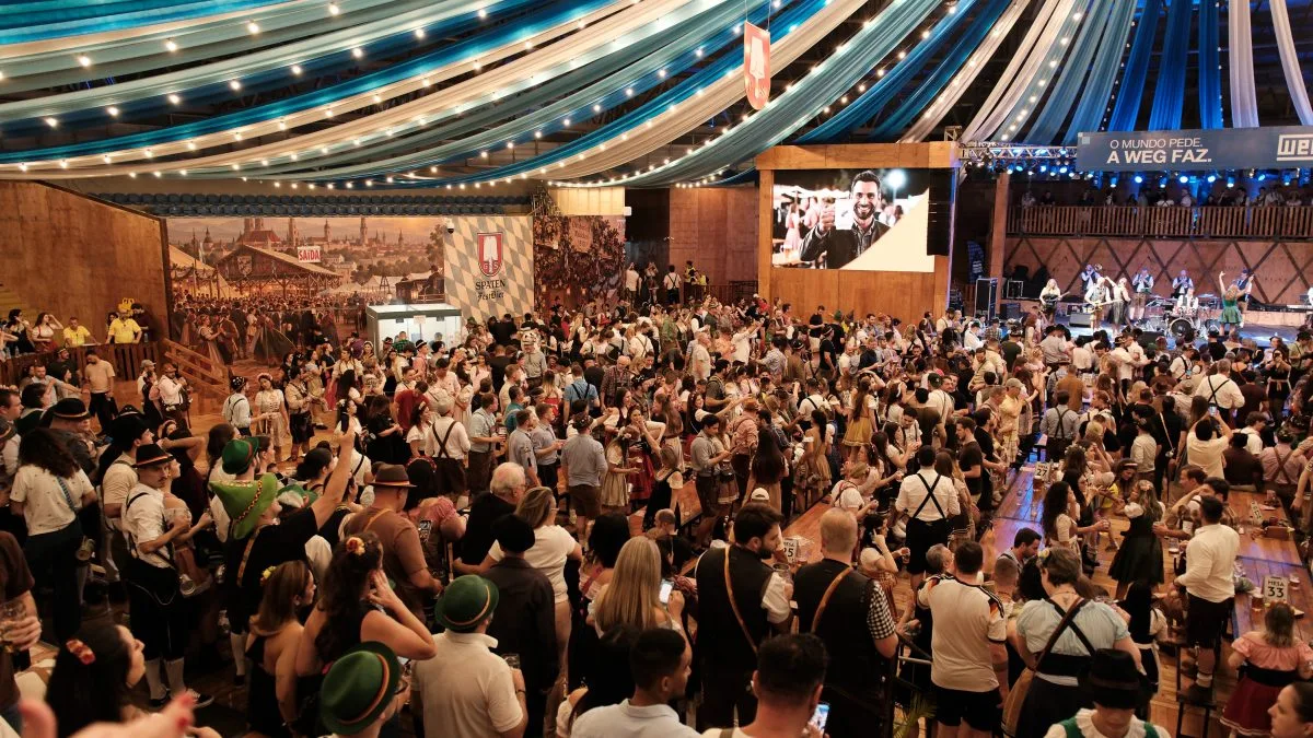 Pavilhões lotados e recorde de público marcam feriadão na Oktoberfest de Blumenau