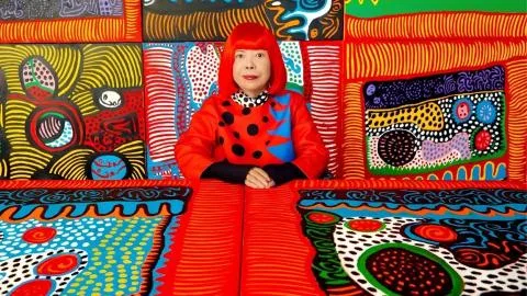 Muere Yayoi Kusama a los 97 años, la artista que convirtió los puntos en infinito