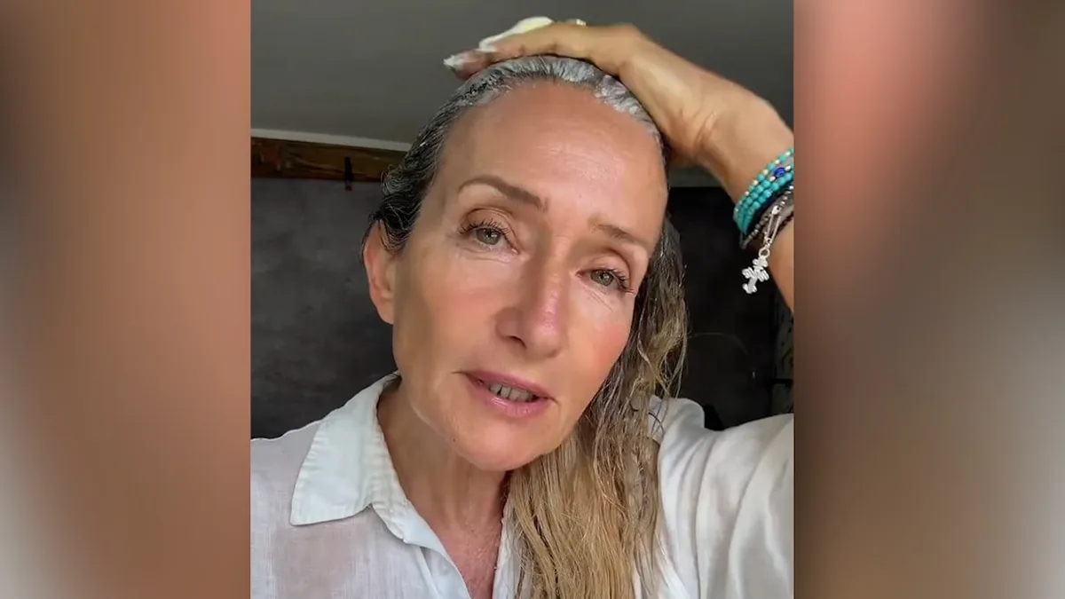 Um Haare zu pflegen - Diese Frau schmiert sich Mayo auf den Kopf