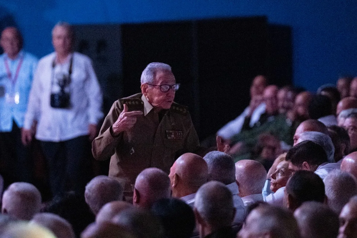 Raúl Castro reaparece de farda em Havana em meio a ameaças militares dos EUA