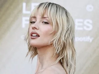 « Une seule vie » : Angèle sort un nouveau clip vidéo, ode à l’urgence de vivre