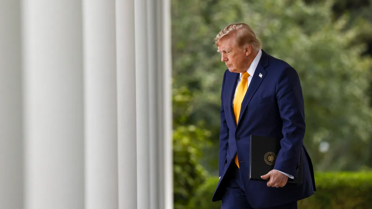 Trump diz que já não há minas em Ormuz e adverte Teerão contra colocar mais