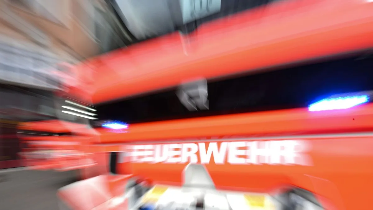 Bei Brand schwer verletzt: Feuerwehr rettet Mann mit Verbrennungen aus Keller
