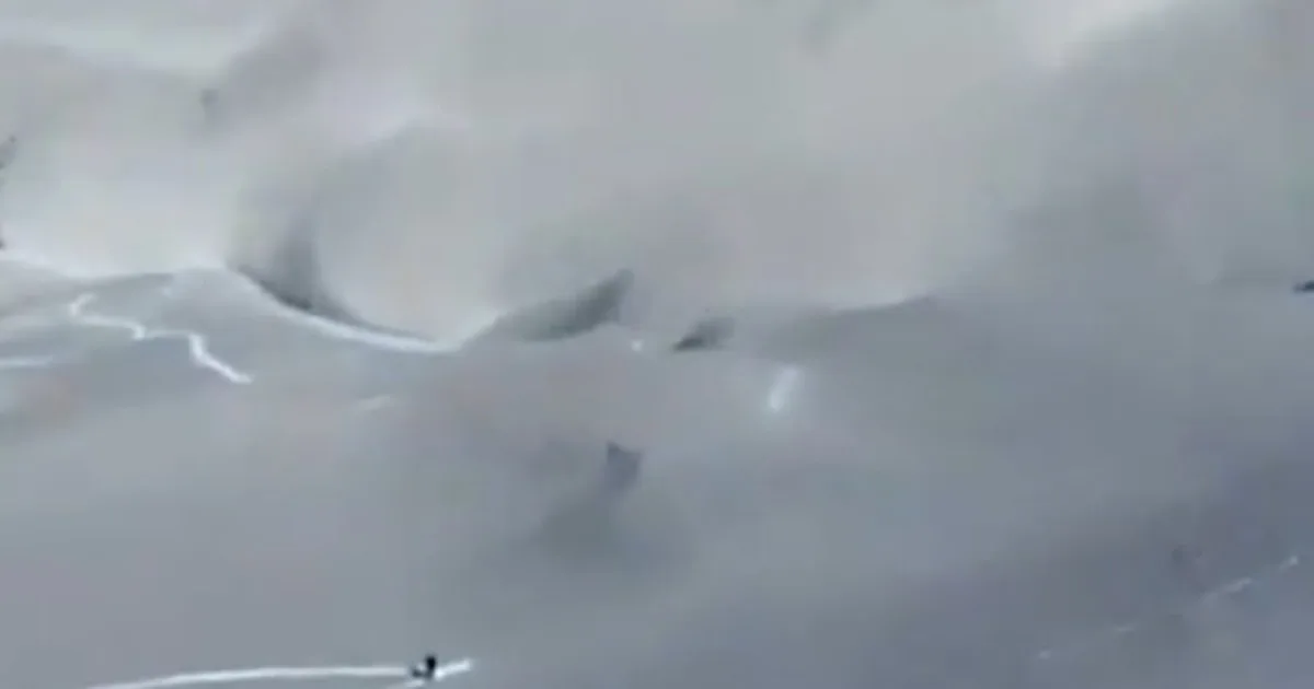 Una avalancha sorprendió a dos esquiadores en Chapelco mientras descendían la montaña