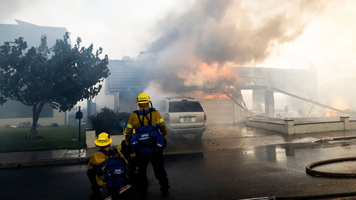 Waldbrände in Kalifornien: Feuer in Kalifornien zerstört Häuser - Tausende flüchten
