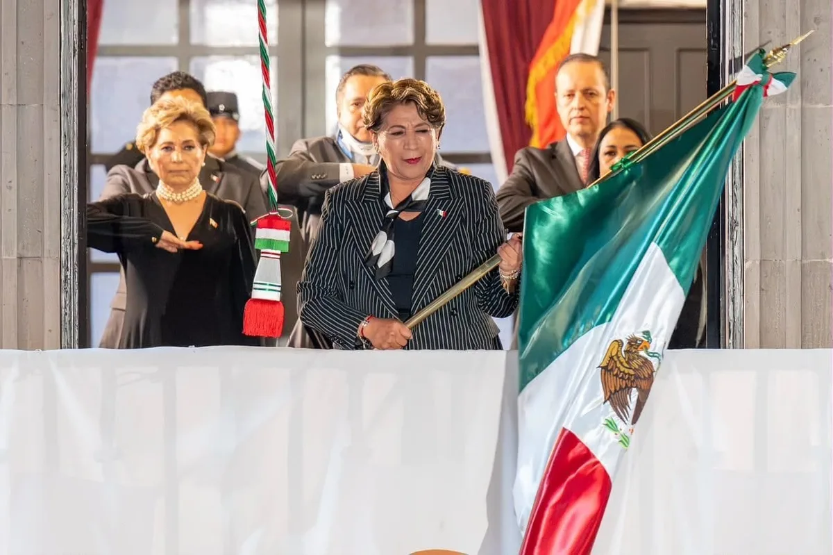 Delfina Gómez sufre caída tras encabezar el Grito de Independencia en Toluca