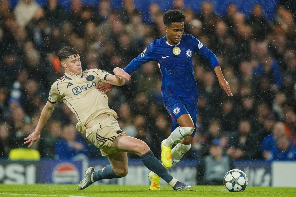 Estêvão teme perder espaço com Xabi Alonso no Chelsea; Vini Jr. viveu situação semelhante