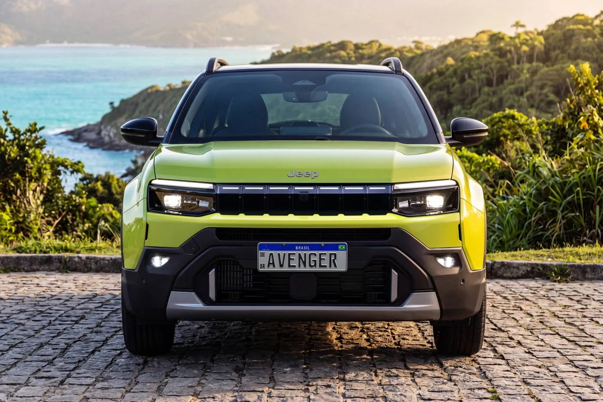 Ágil no trânsito, Avenger une base da Peugeot, motor da Fiat e altura da Jeep