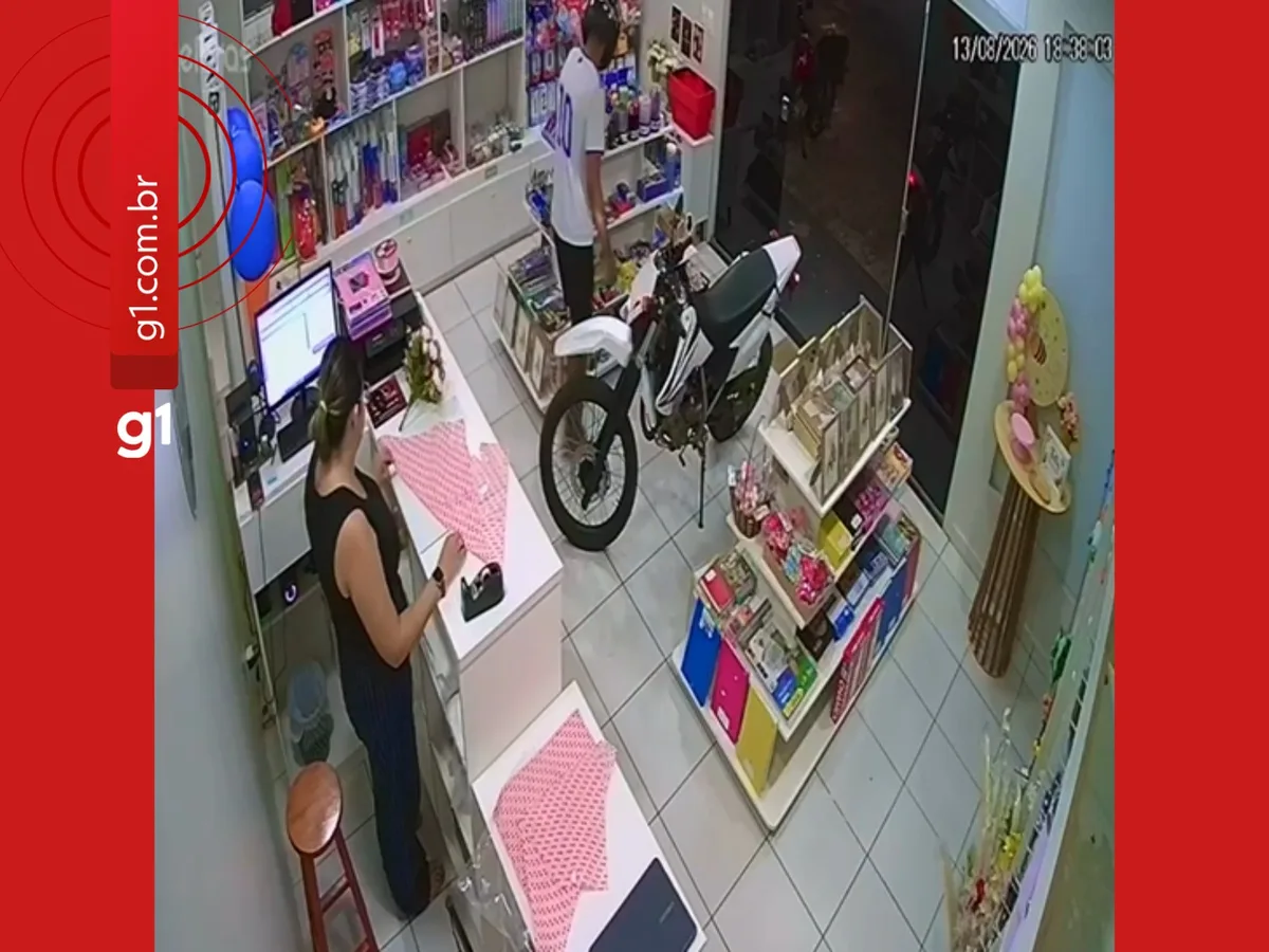 Mulher se assusta com homem de moto e capacete dentro de papelaria e descobre que era o irmão atrás de caneta no AC; VÍDEO