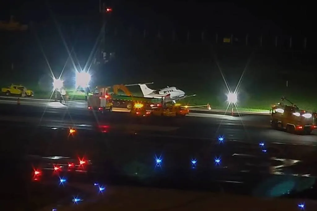 Avião sai da pista no aeroporto Santos Dumont, no Rio, e causa cancelamento de voos