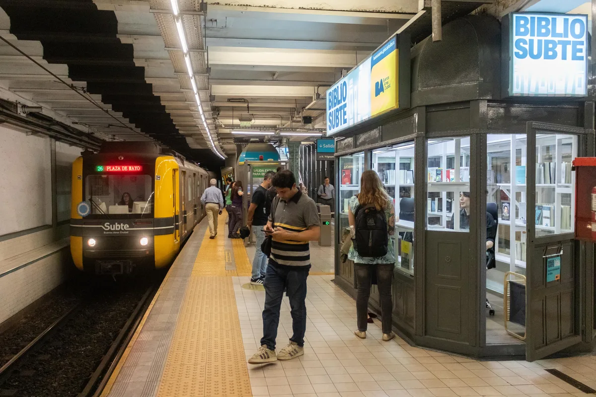 Un hombre murió arrollado por una formación del subte en la estación Río de Janeiro