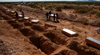 México enterra 117 corpos não identificados na Ciudad Juárez na fronteira com os EUA