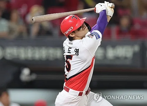 김도영, 시즌 44호 투런포 폭발…홈런왕 굳히기