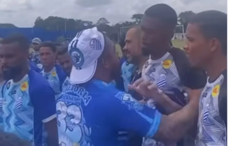 Apoio ou cobrança? Organizada do CSA vai ao treino, e torcedor chacoalha o goleiro Yago; assista
