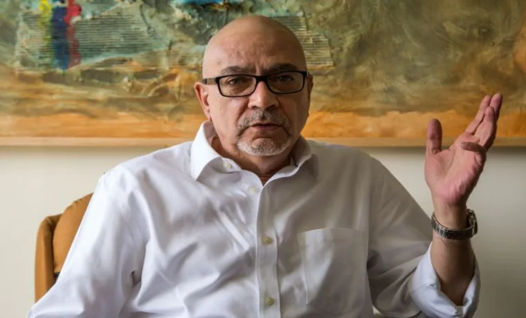 Andrés Caleca y la mesa: Es como caminar sobre vidrio, pero aspiramos a una transición democrática