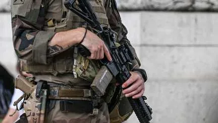 Des soldats français visés par une procédure disciplinaire pour avoir posé avec un drapeau symbole des suprémacistes blancs