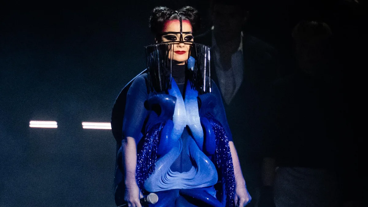 Björk, fidèle à elle-même, a assisté à l’éclipse solaire dans une tenue absolument folle