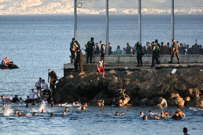 La Audiencia Nacional rechaza conceder asilo a marroquíes que irrumpieron a nado en Ceuta en 2021
