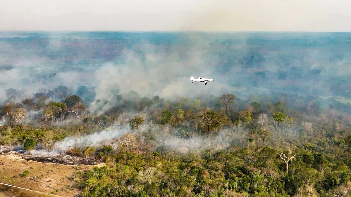 Ministério Publico de Contas questiona avião de R$ 2,1 milhões para combater incêndios no AM; Defesa Civil tem 10 dias para explicar