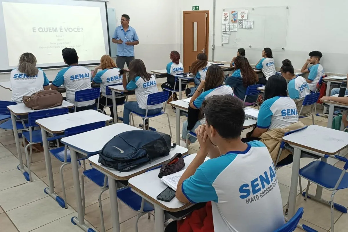 Senai oferece auxílio de R$ 300 por mês para quem fizer cursos técnicos gratuitos