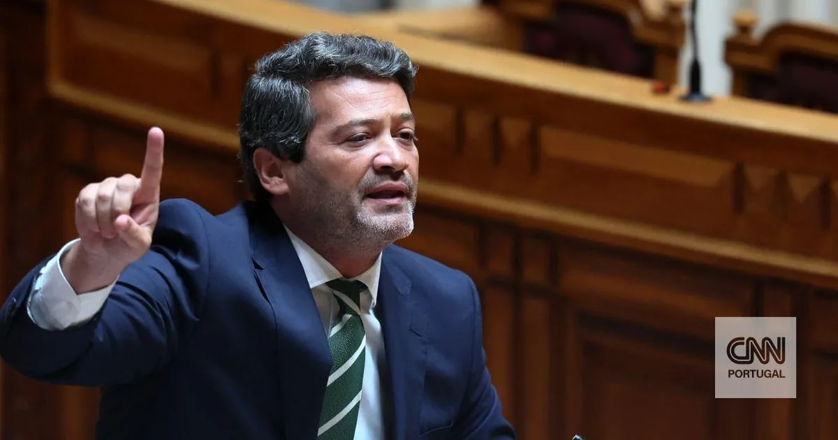 Ventura está "mais tendente a avançar" com moção de censura e acusa Luís Neves de "estilo Al Capone"