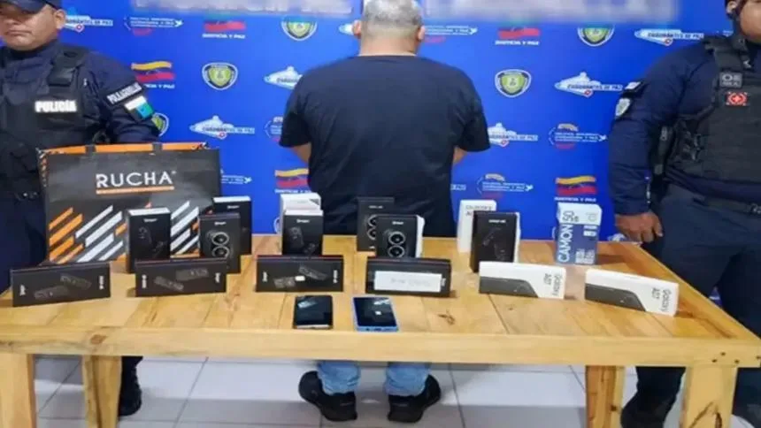 Detuvieron a empleado de conocida tienda de tecnología por robar 16 celulares de alta gama, así lo atraparon