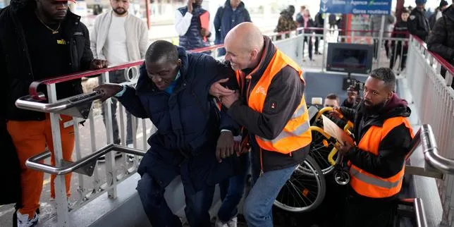 Les transports en commun peinent à atteindre l’accessibilité universelle : « Deux accidents mortels en six mois, ça fait beaucoup »