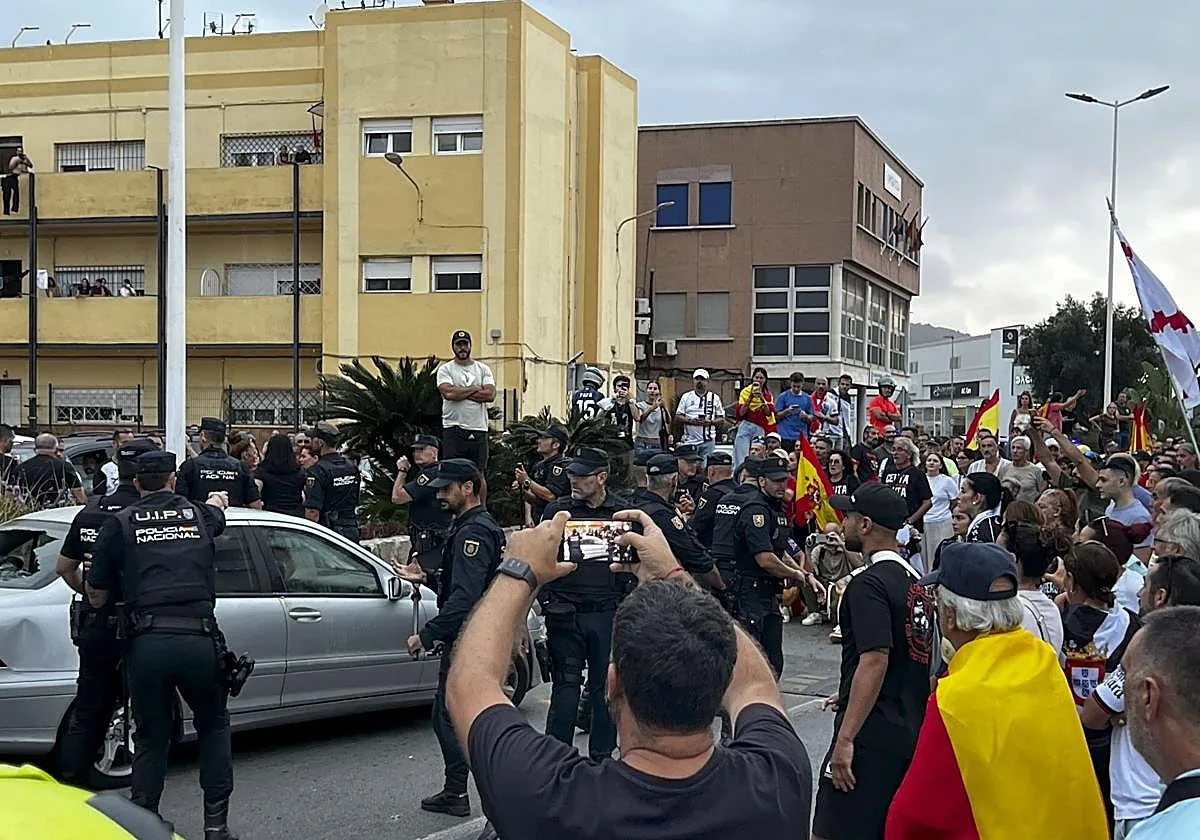 Un grupo de vecinos destroza el coche de la diputada de Ceuta Ya! al confundirlo con el de la organización proetarra