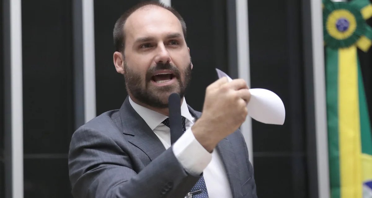 Eduardo Bolsonaro endossa crítica a Michelle e reacende tensão na família durante campanha