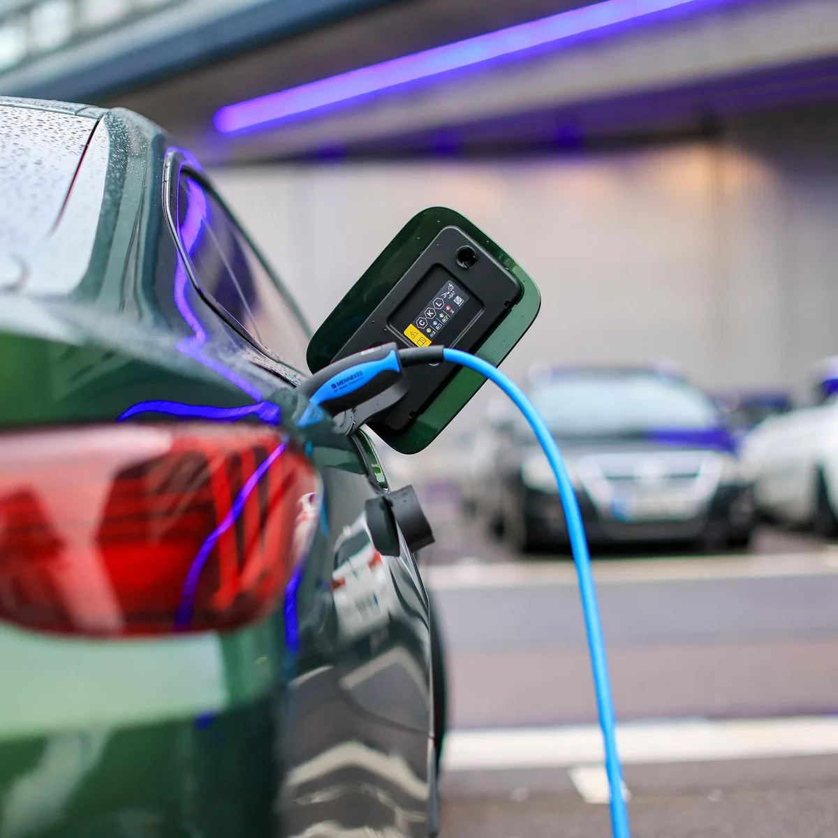 Studie - E-Autos fahren ein Drittel günstiger als Verbrenner