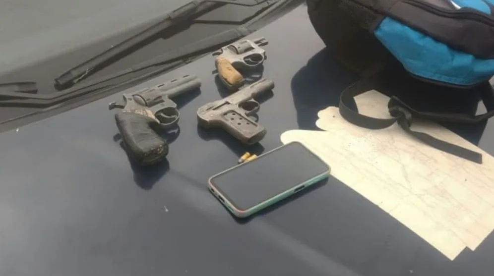 Una denuncia por violencia de género derivó en la detención de cuatro hombres y el secuestro de armas en Mendoza