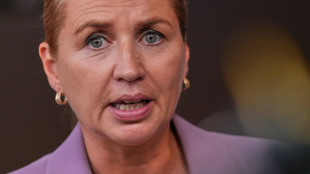 Dänische Regierungschefin: „Hey Mette, sollen wir die Stelle an deiner Nase ausbessern?“