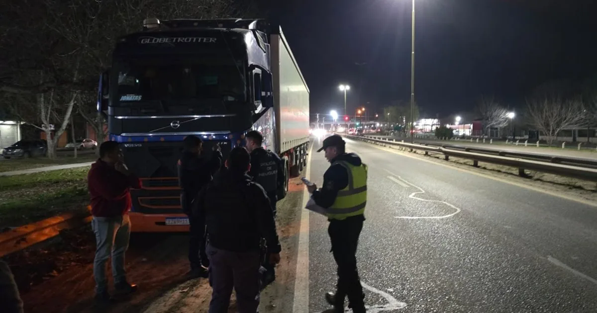 Dos camioneros de Brasil cruzaron en rojo en la Ruta 7 y casi chocan a un ciclista en Centenario: vecinos los frenaron