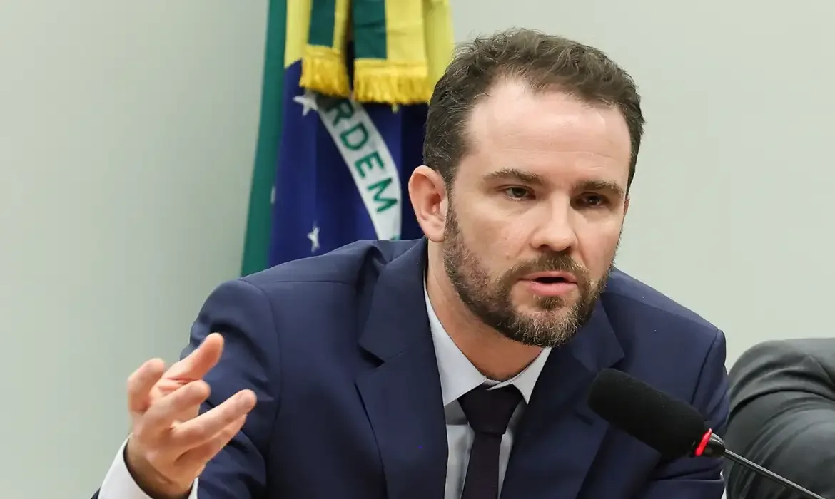 Em meio a tarifaço dos EUA, ministro da Fazenda defende que Brasil amplie comércio exterior