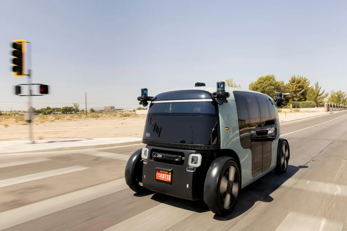 Prueba inédita: la Ciudad habilitó la circulación por la vía pública de autos sin conductor y robots de servicio