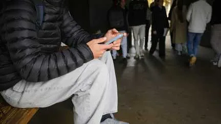 Interdiction du portable au lycée : "Totalement impossible" dès la rentrée, assure le syndicat enseignant SE-UNSA