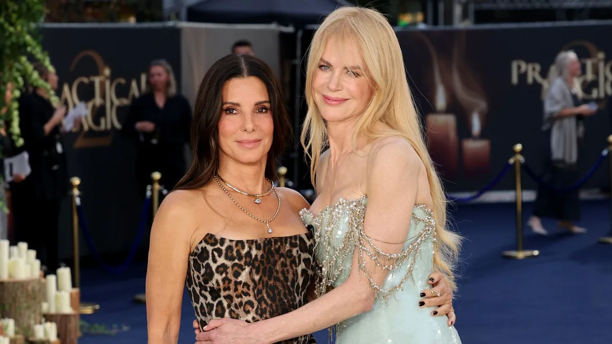 El renacer de Sandra Bullock de la mano de Nicole Kidman: un vestido salvaje, lentejuelas y perlas para su aparición más emotiva en la alfombra roja tras hablar sobre la muerte de su marido