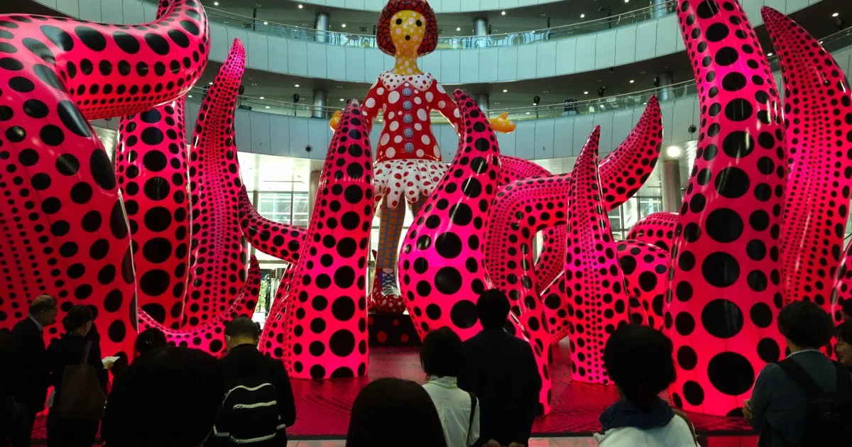 草間彌生さんの作品も 東京・臨海エリアで国際美術展