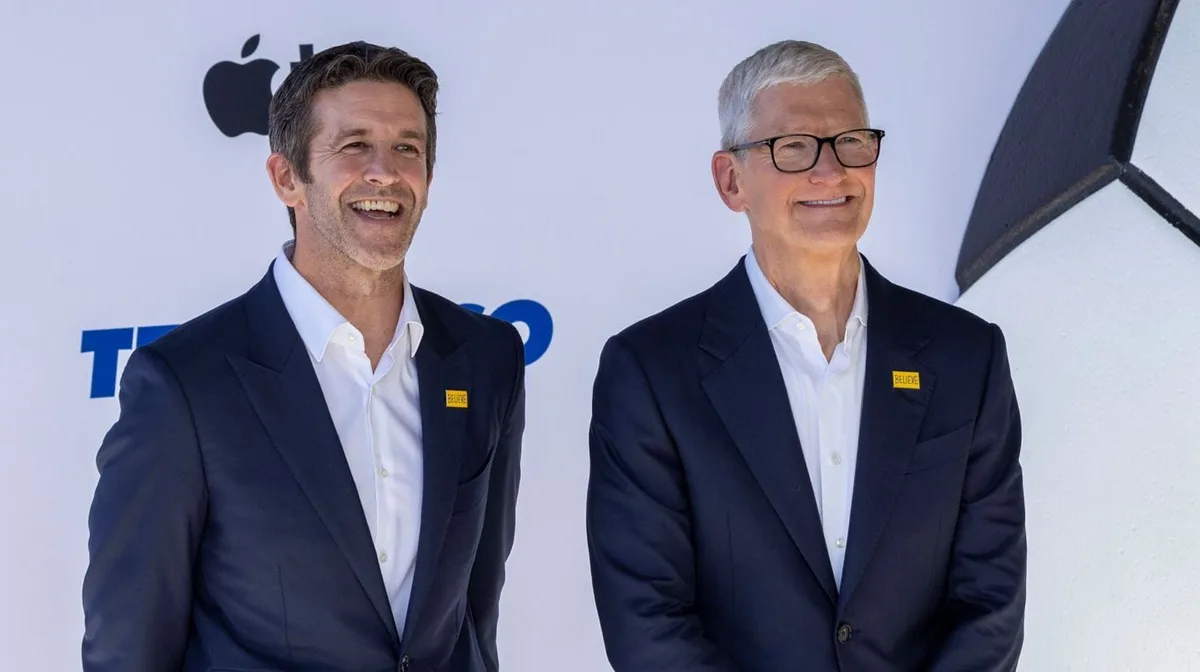 El mensaje de despedida de Tim Cook en su último día como CEO de Apple: “Me reconforta ceder el mando a alguien tan brillante”